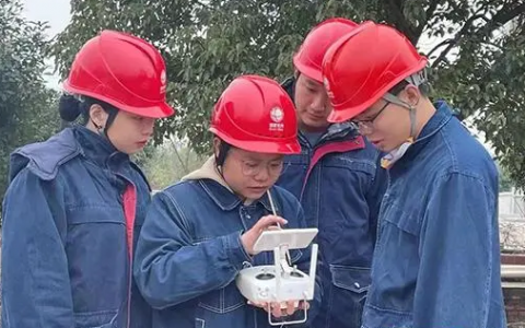 电网女飞手杨嘉妮，29岁成为无人机巡检工作的行家里手