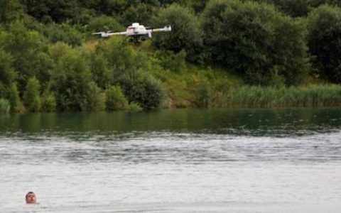 微型无人机展示了无人机的水上救援策略