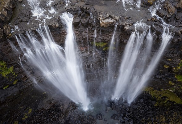 福罗瀑布，法罗群岛的长时间曝光。如果我方便使用ND滤镜，则可以进一步扩展曝光。 DJI Mavic II Pro，1/2秒，F11，ISO 100