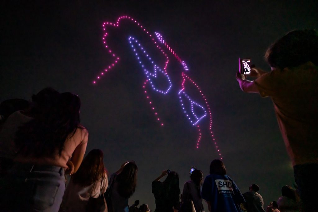无人机表演灯光秀提醒市民戴上口罩，洗手