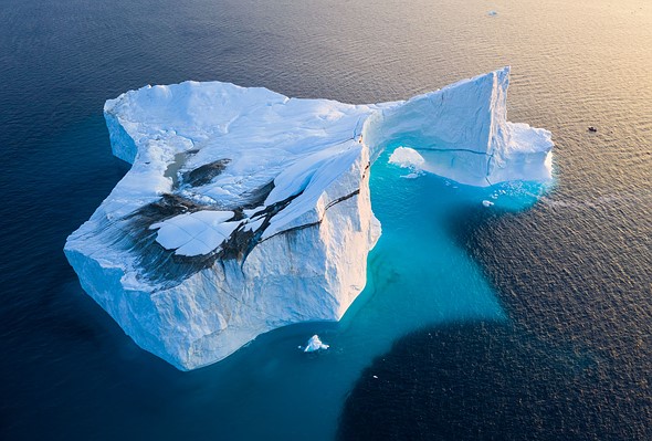 巨大的拱形冰山使我们在格陵兰迪斯科湾的船相形见war。 DJI Mavic II Pro，1/30秒，F8，ISO 100