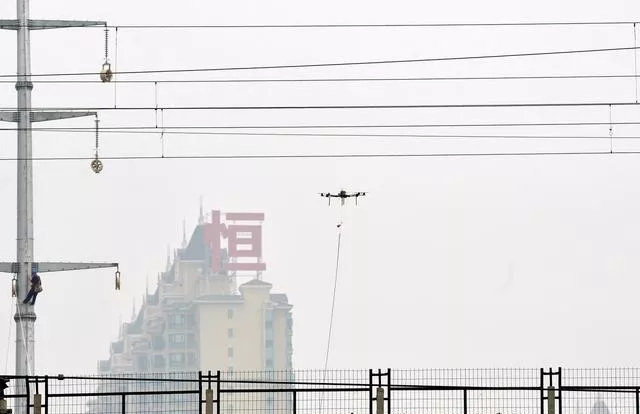 无人机搭载可见光视频和热成像观测铁路巡查