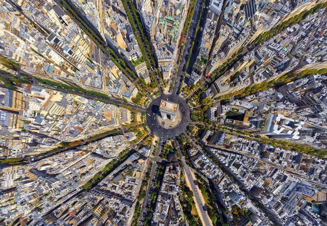 从法国巴黎凯旋门俯拍的全景图