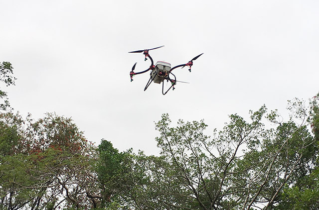 用植保无人机对园区植物进行空中施药