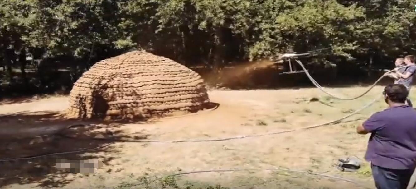 无人机新技能-喷洒泥浆建房子