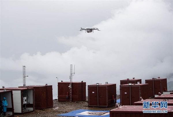 在雅江县帕姆岭寺顺丰无人机雅江运营基地，一架无人机升空准备前往一号营地