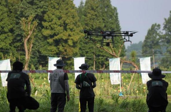 植保无人机飞手在进行飞行技能项目比赛。