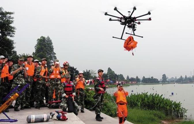 北京无人机助力消防员救援
