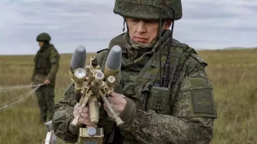 手持反无人机步枪的俄军士兵