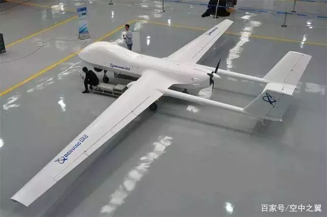与传统无人机相比，BZK-005C最大的特点就是采用了独特的双尾撑启动布局