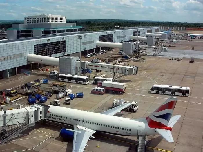 英国警方极端措施机场免受无人机侵扰 
