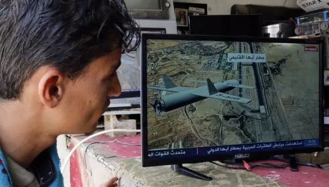 交战双方都使用无人机进行攻击，这是也门胡塞武装播放攻击沙特机场视频