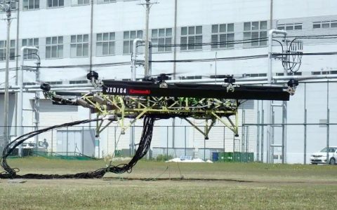 川崎重工无人机试验机的悬浮试验。