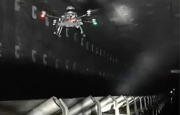 无人机在8.8米超大采高智能综采工作面顺槽皮带机巷自主飞行、巡检。