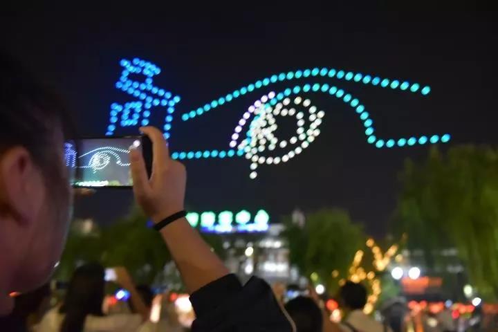 西塘古镇联合若联科技上演无人机秀，一起为新中国70华诞献礼