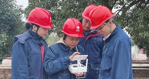 电网女飞手杨嘉妮，29岁成为无人机巡检工作的行家里手