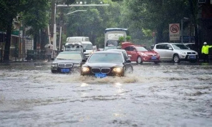 郑州暴雨预警后，高架上停满了车，市民称上次大雨心里有阴影