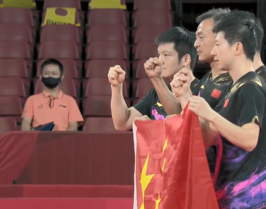 历史第一人！马龙加冕奥运会5金王，国乒4人手拿国旗握拳庆祝