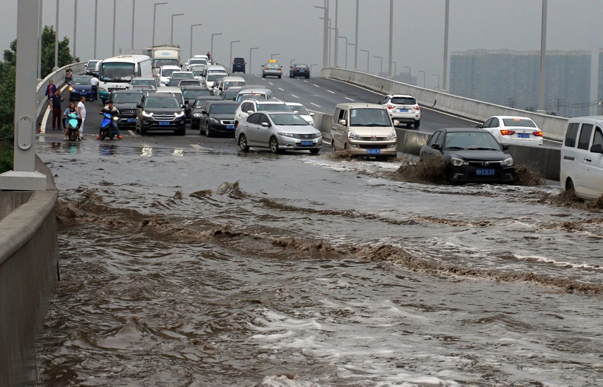 郑州暴雨预警后，高架上停满了车，市民称上次大雨心里有阴影