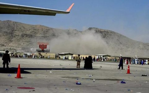 喀布尔机场附近爆炸已致170人死亡