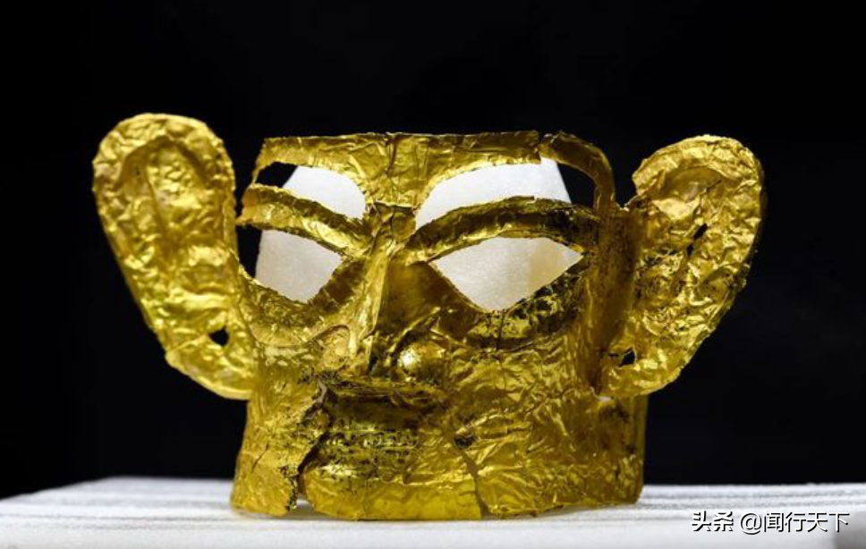 三星堆再现惊世文物：青铜小立人翘着兰花指和完整的黄金面具