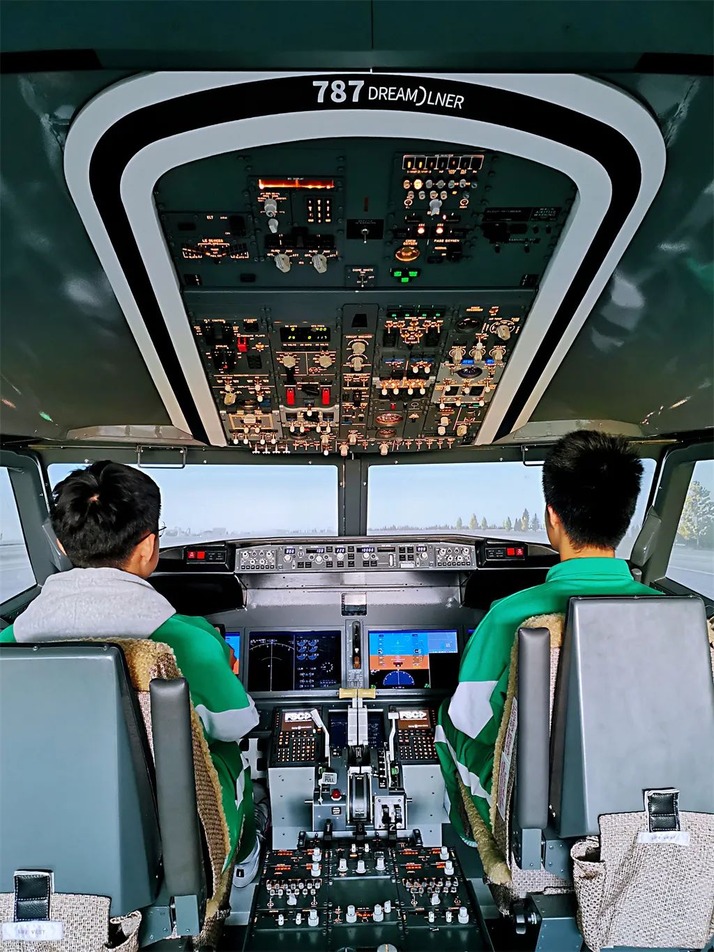太酷了！在上海这所高中，学生们可以模拟开波音787飞机，还是无人机飞行小能手