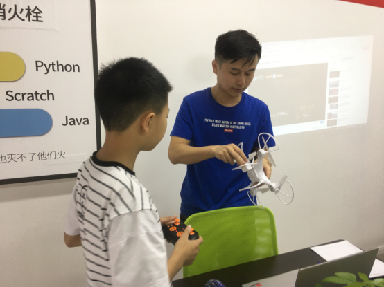广汉青少年无人机编程创客培训，无人机和编程