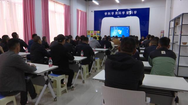 庆阳市第一届青少年无人机竞赛辅导老师合水培训班在县科技馆举办